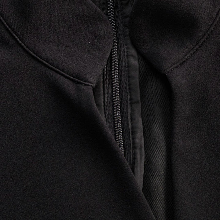 Marina | Vestido negro refinado con cinturón y cuello mandarín