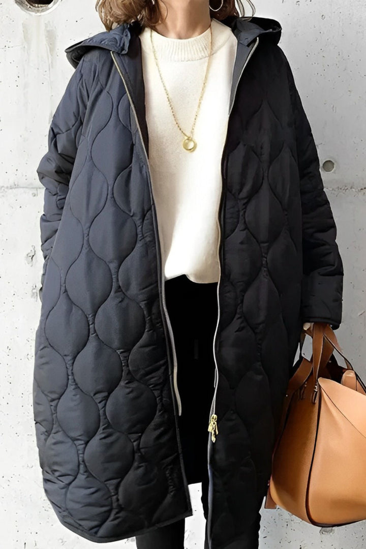 PRISCILLA™ | PARKA CON CAPUCHA Y DETALLES CUIDADOSOS