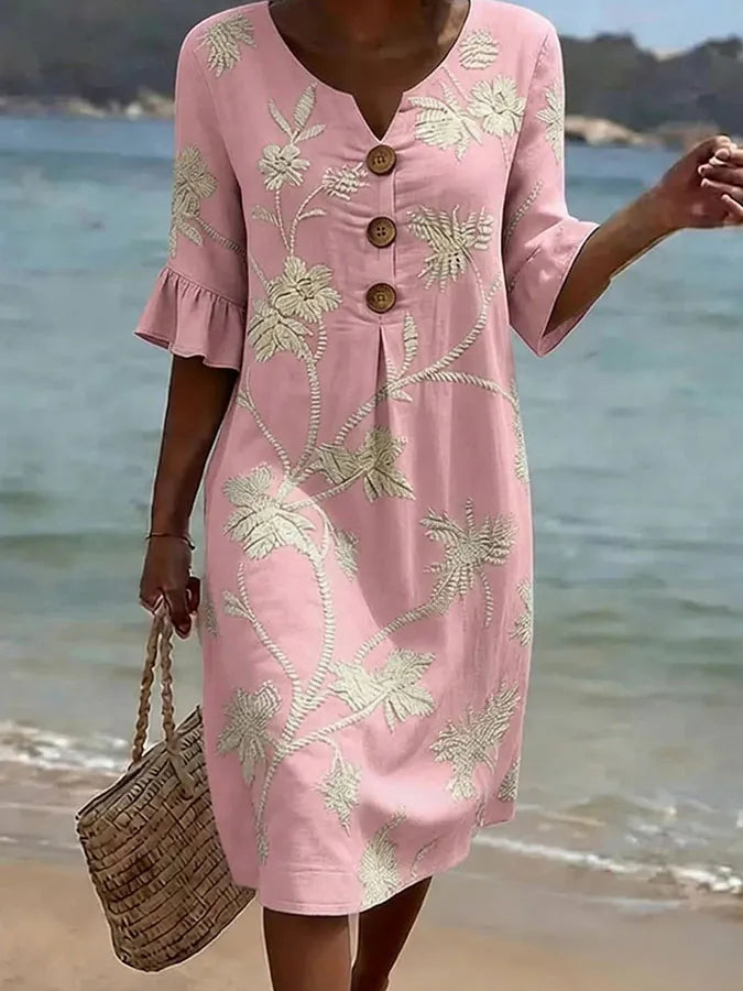 Vestido informal de mulher com padrão floral.