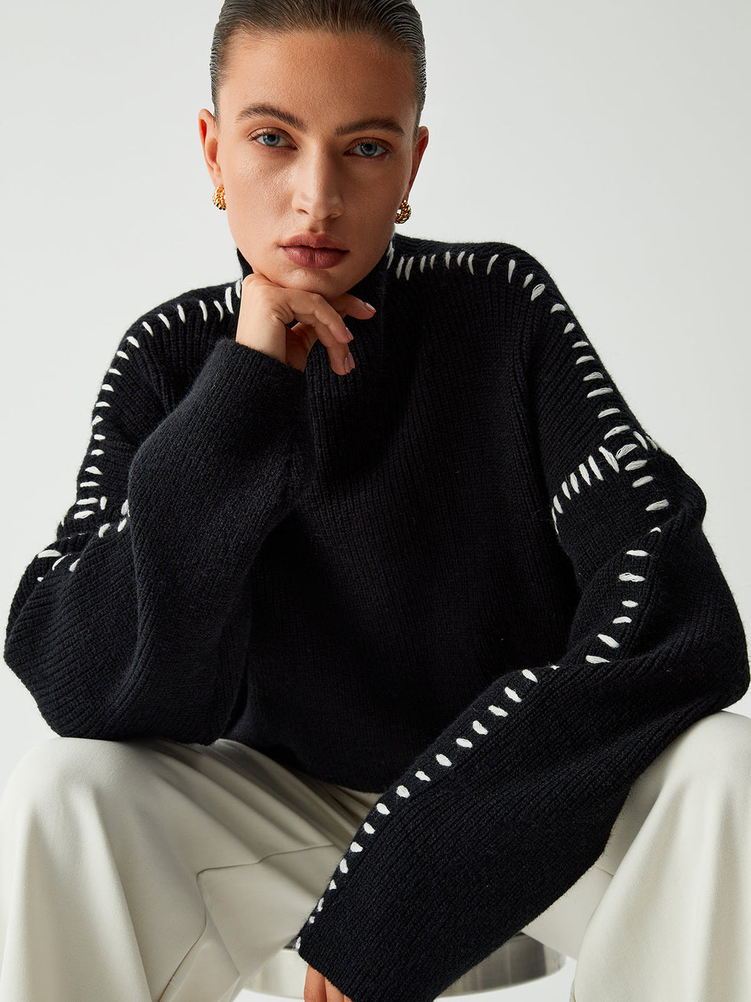 Alma | Suéter oversize de cuello alto en piqué con detalles