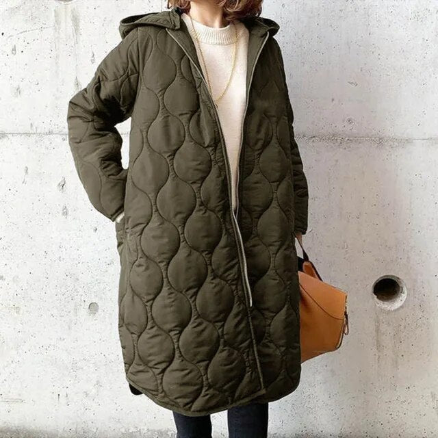 PRISCILLA™ | PARKA CON CAPUCHA Y DETALLES CUIDADOSOS