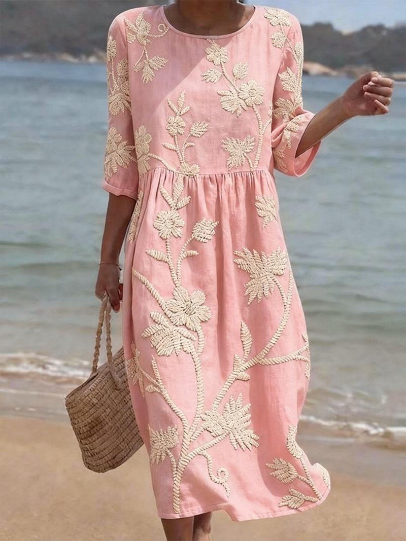 Vestido informal de senhora com estampado floral.