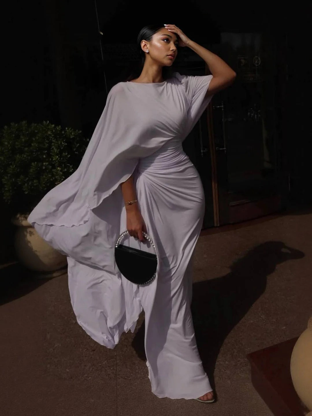 Amelia | Vestido comprido elegante com mangas de capa drapeadas